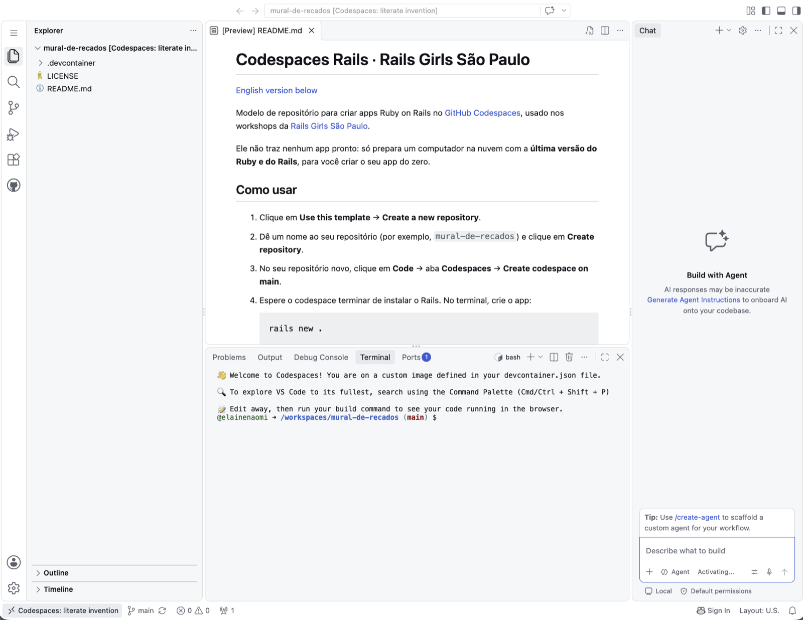 Codespace pronto: Explorer à esquerda com .devcontainer, LICENSE e README.md, o README do modelo aberto no meio, o terminal com a mensagem Welcome to Codespaces embaixo e o painel de chat à direita