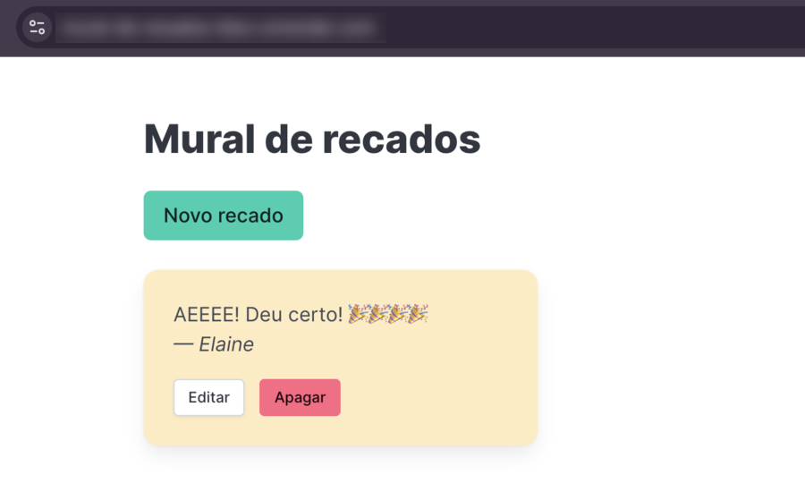 Mural de recados no ar, com o endereço do Render na barra do navegador, o botão Novo recado e um cartão amarelo com o recado "AEEEE! Deu certo!" e os botões Editar e Apagar
